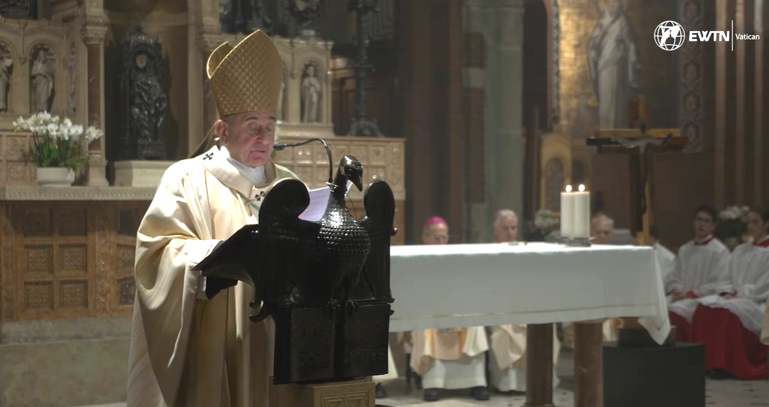 主教主持彌撒。（YouTube@EWTN Vaticano影片截圖）